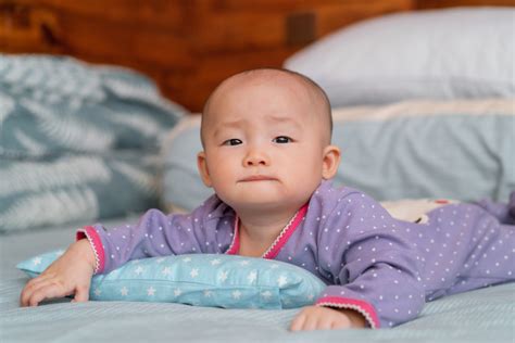 寶寶躺著把腰挺起來怎么回事